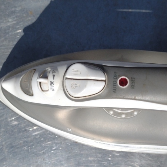 Black & Decker White and Gray Iron - Picture 4 of 5